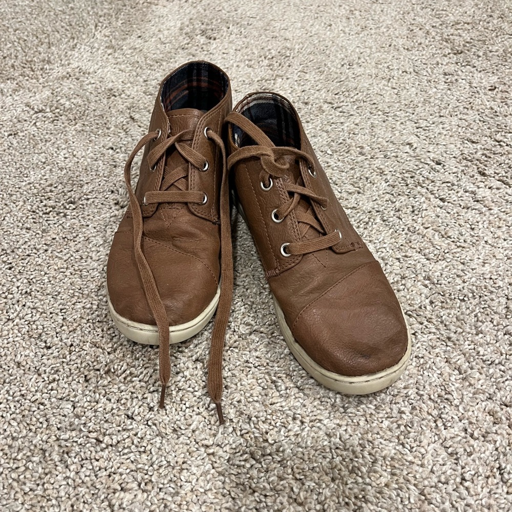 NICE pair of TOMS youth Botas.